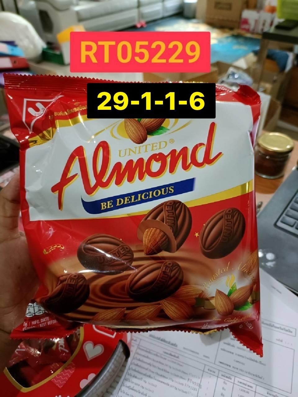 UNITED Almond Chocolate 247.5g.